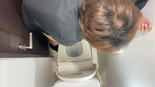 [Lovers ◯ photo] A lovers who just started dating and are in the middle of love. Bare sex at the toilet where they work part-time. They become completely absorbed in the stimulating sex...