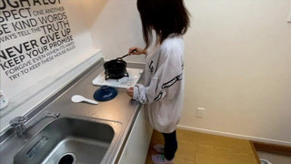 「朝からなんでこんなに大きくなってるの？？」同棲中の彼女とお休みの日にお出かけする予定だったのに寝坊してしまい結局一日中朝からイチャイチャして腰を振り合ってイキまくる素人カ